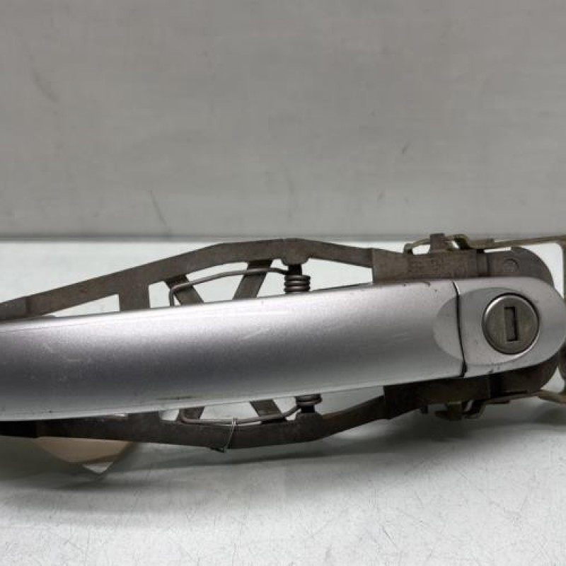 Poignee porte avant gauche VOLKSWAGEN TOURAN 1 Photo n°1