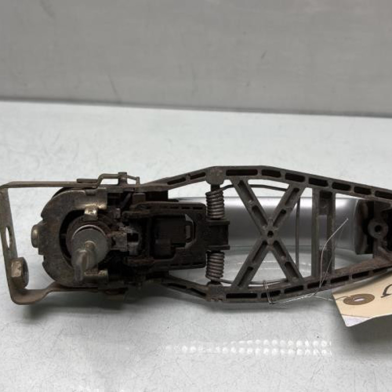 Poignee porte avant gauche VOLKSWAGEN TOURAN 1 Photo n°2