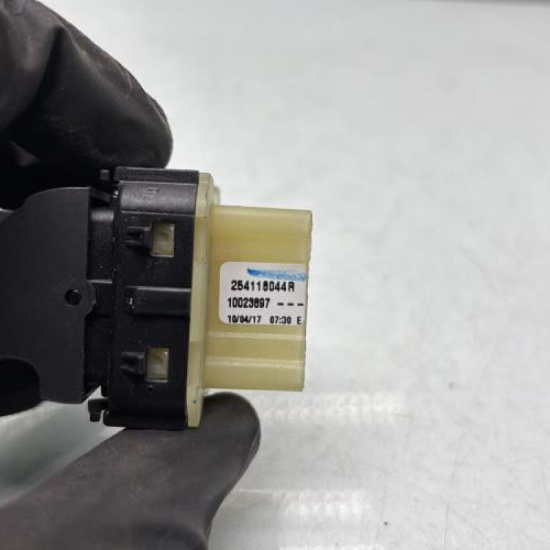 Interrupteur de leve vitre avant gauche RENAULT CLIO 4 Photo n°4