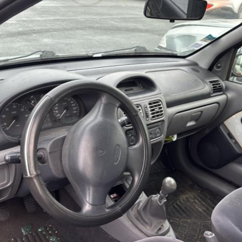 Custode arriere droit RENAULT CLIO 2 Photo n°13