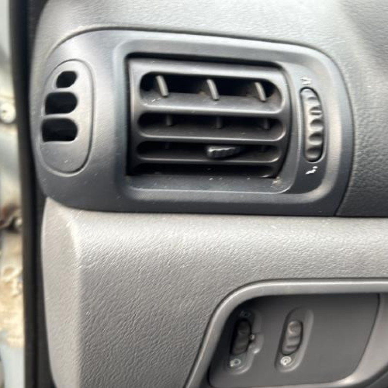 Custode arriere droit RENAULT CLIO 2 Photo n°16