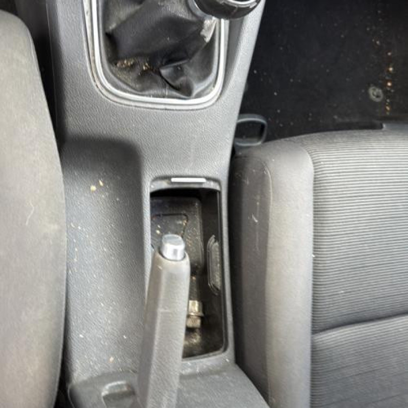 Reservoir essence VOLKSWAGEN GOLF 5 Photo n°17