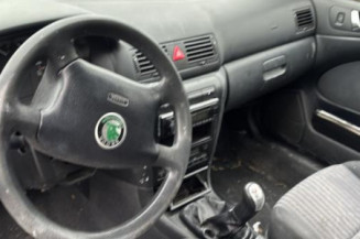 Serrure avant gauche SKODA OCTAVIA 1