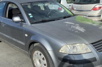 Serrure avant droit VOLKSWAGEN PASSAT 4