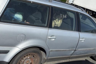 Serrure avant droit VOLKSWAGEN PASSAT 4