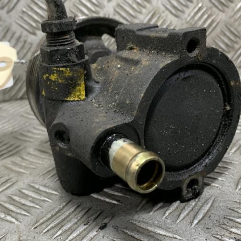 Pompe de direction RENAULT CLIO 2 Photo n°3