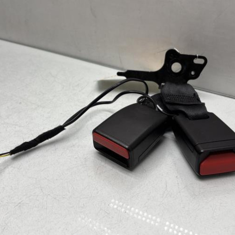 Attache ceinture arriere droit RENAULT CLIO 4 Photo n°1