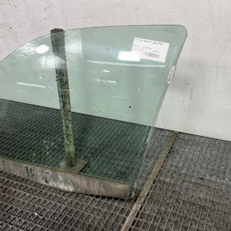Vitre avant gauche RENAULT CLIO 2 Photo n°3
