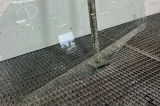 Vitre avant gauche PEUGEOT BIPPER