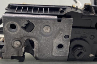 Serrure arriere droit PEUGEOT 208 1