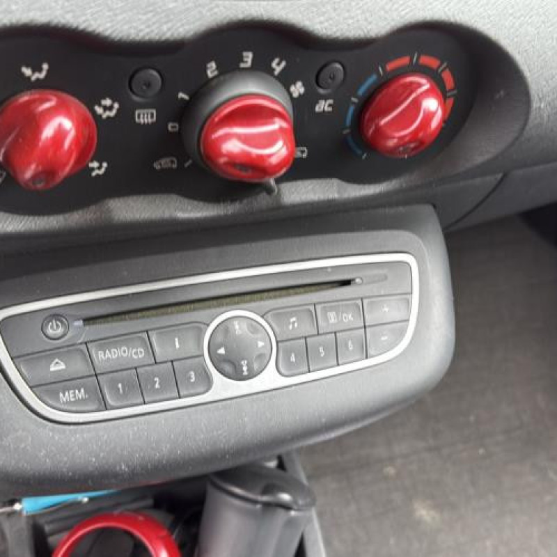 Attache ceinture arriere gauche RENAULT TWINGO 2 Photo n°15