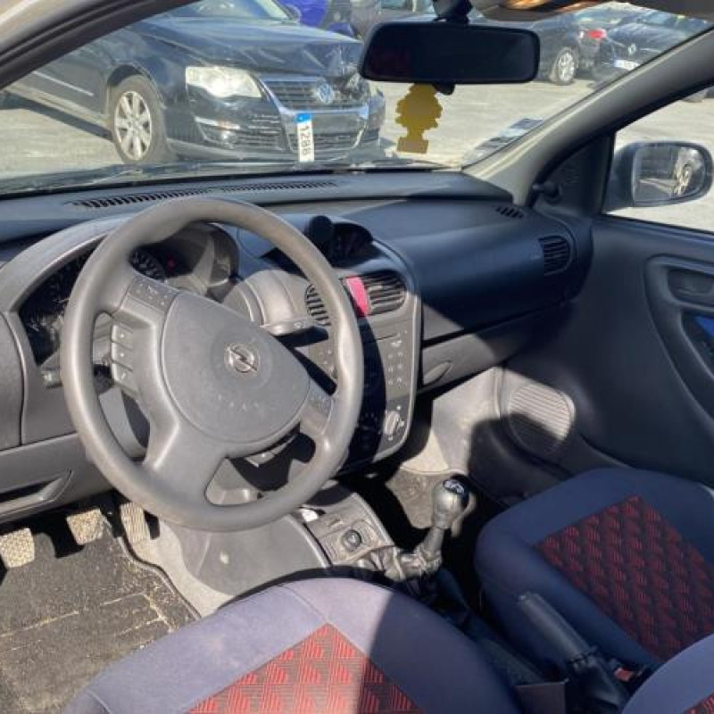 Anti brouillard arriere gauche OPEL CORSA C Photo n°12