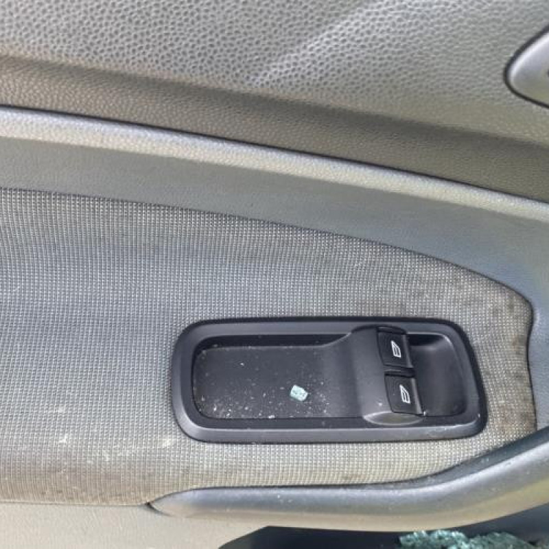 Attache ceinture avant droit FORD FIESTA 6 Photo n°14