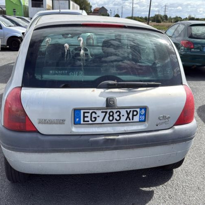 Attache ceinture arriere droit RENAULT CLIO 2 Photo n°8