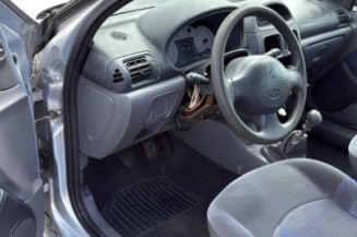 Attache ceinture arriere droit RENAULT CLIO 2