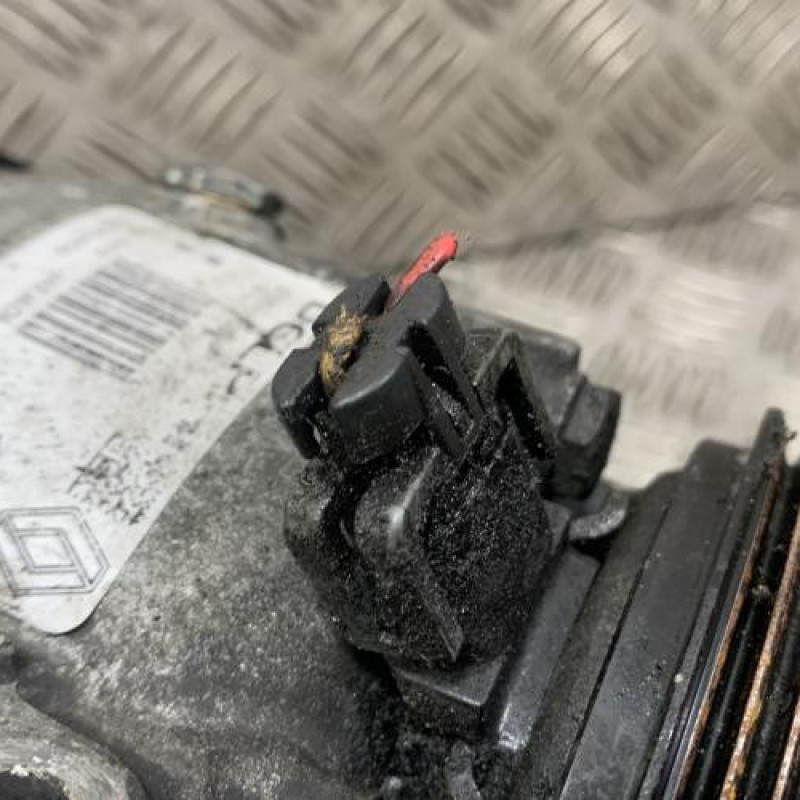 Compresseur clim RENAULT VEL SATIS Photo n°3