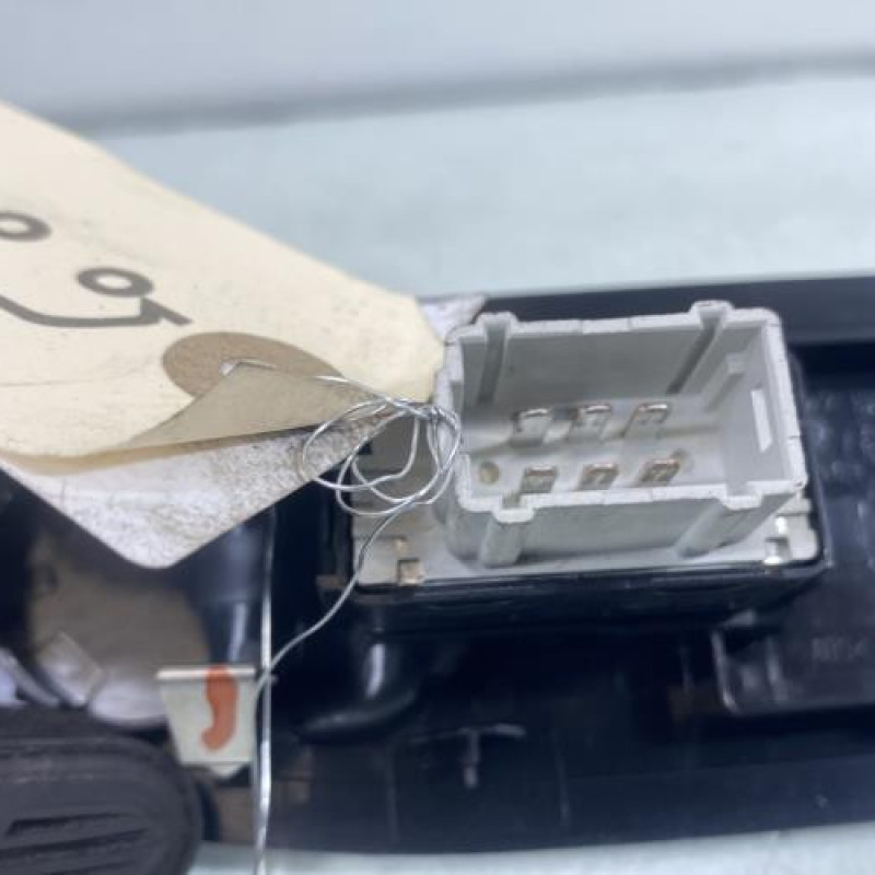 Interrupteur de leve vitre avant droit PEUGEOT 208 1 Photo n°4