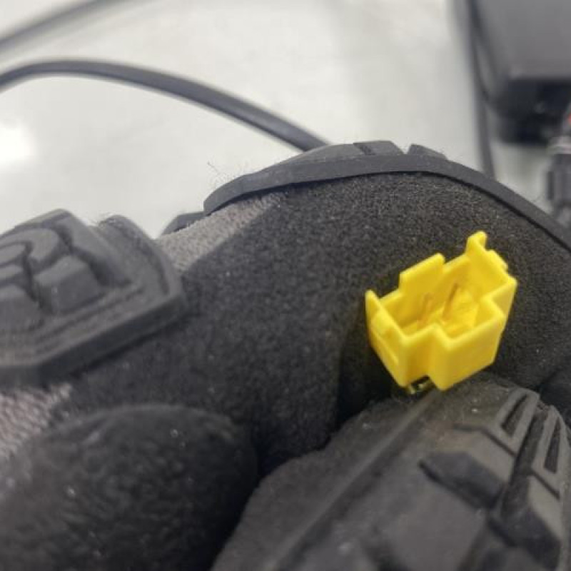 Attache ceinture avant droit RENAULT TWINGO 3 Photo n°4