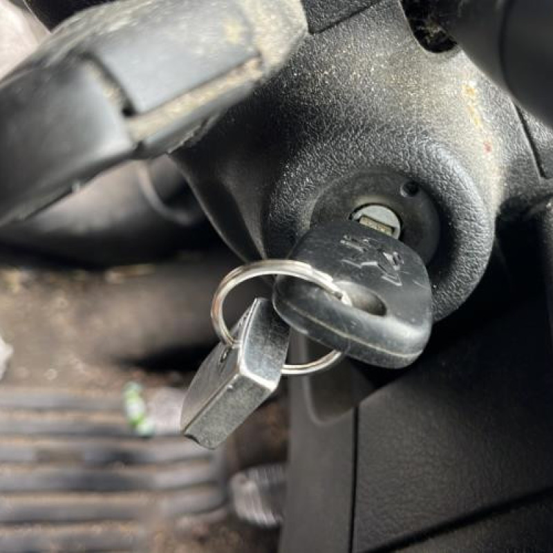 Attache ceinture avant gauche PEUGEOT 207 Photo n°6