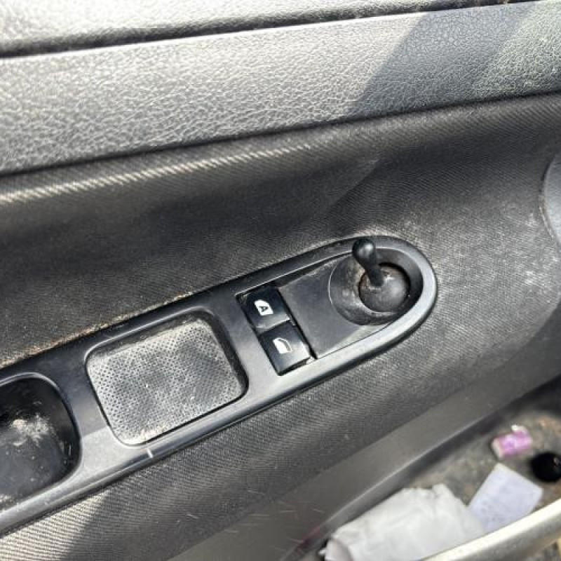 Attache ceinture avant gauche PEUGEOT 207 Photo n°16