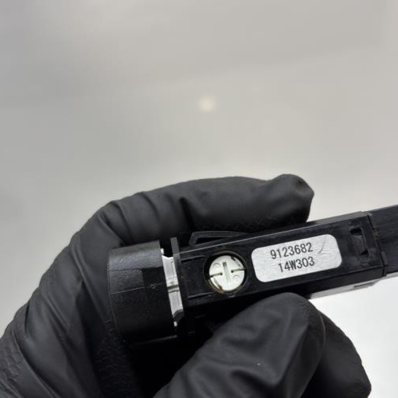 Bouton de warning VOLVO V 40 2 Photo n°5