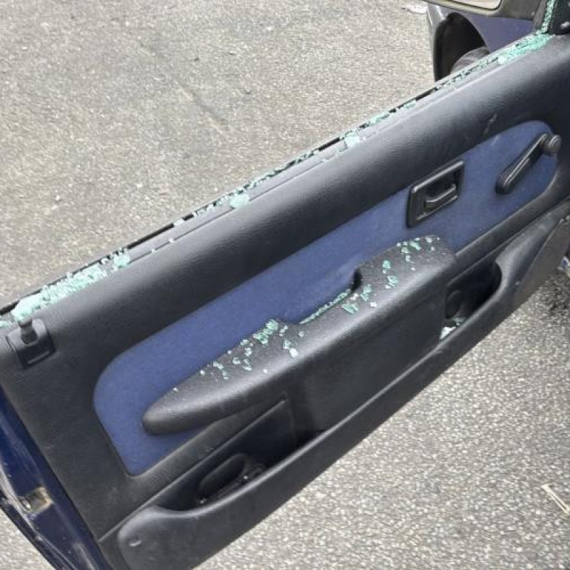 Serrure avant gauche PEUGEOT 106 Photo n°9