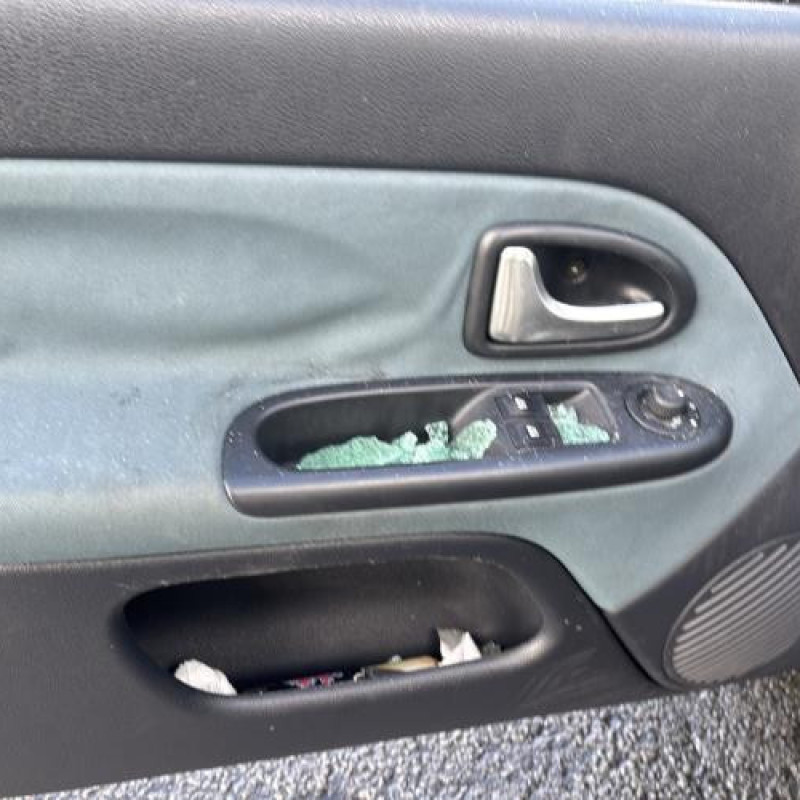 Porte avant gauche RENAULT CLIO 2 Photo n°16