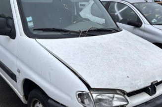 Vitre avant droit PEUGEOT PARTNER 1
