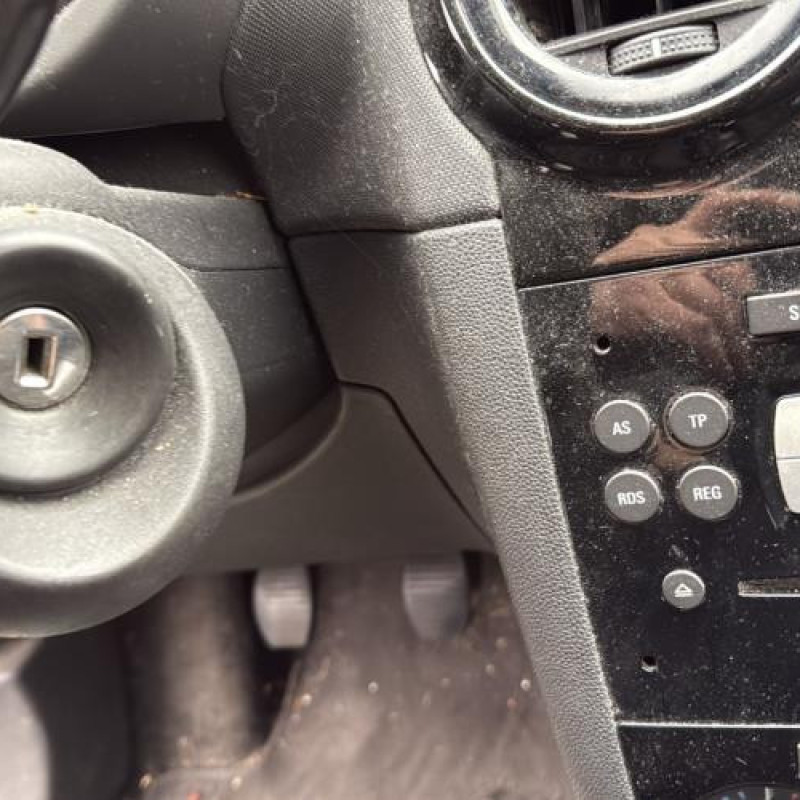 Feu arriere stop central OPEL CORSA D Photo n°13