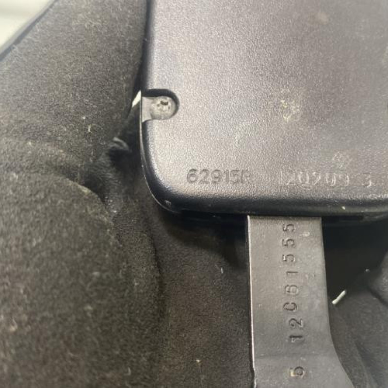 Attache ceinture avant gauche RENAULT MEGANE 3 Photo n°4