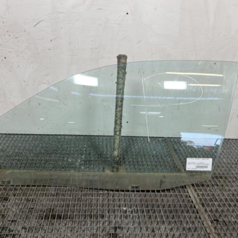 Vitre avant gauche VOLKSWAGEN GOLF 4 Photo n°1