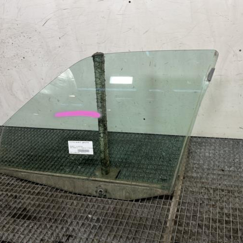 Vitre avant gauche PEUGEOT 106 Photo n°3