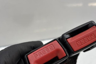 Attache ceinture arriere droit RENAULT CLIO 3