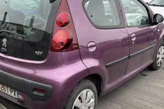 Attache ceinture avant gauche PEUGEOT 107