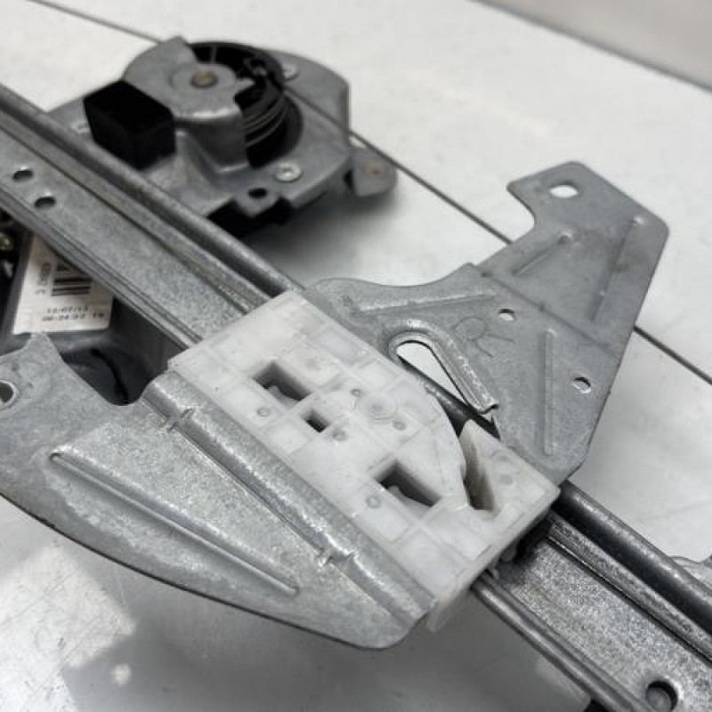 Leve vitre electrique avant droit PEUGEOT 107 Photo n°7