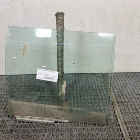 Vitre arriere droit SUZUKI SWIFT 3 Photo n°1