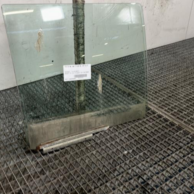 Vitre arriere droit SUZUKI SWIFT 3 Photo n°2