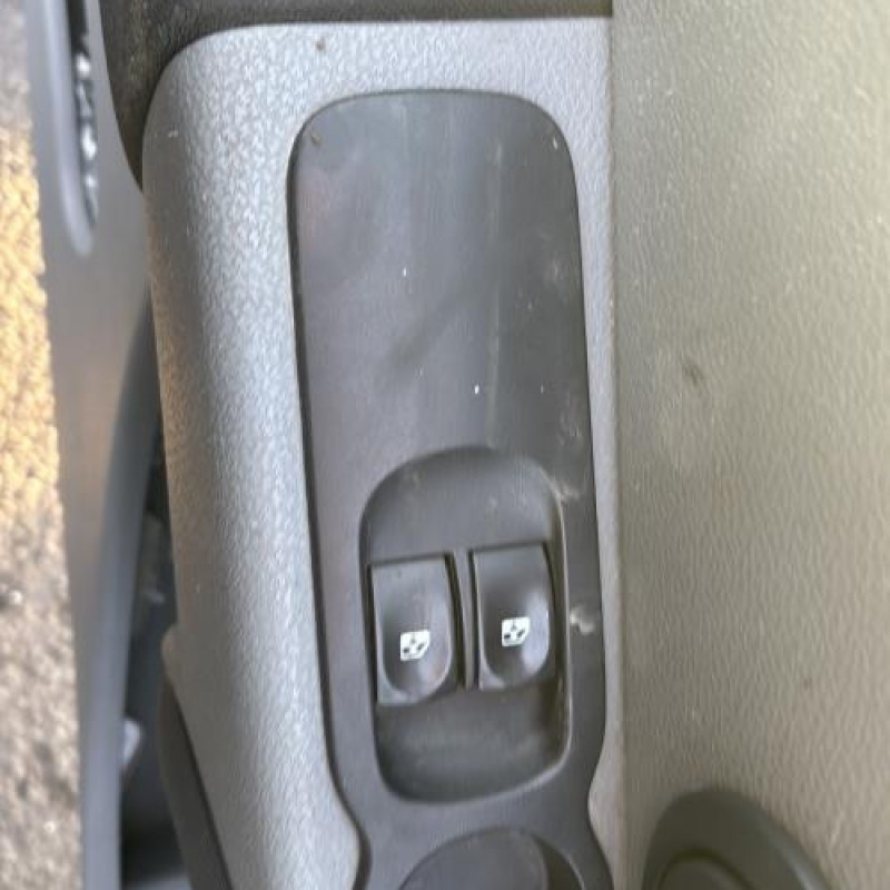 Feu arriere stop central RENAULT MODUS Photo n°10