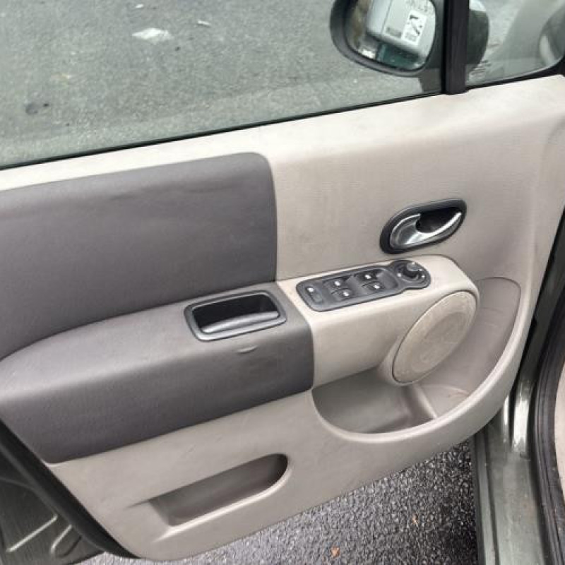 Feu arriere stop central RENAULT MODUS Photo n°19