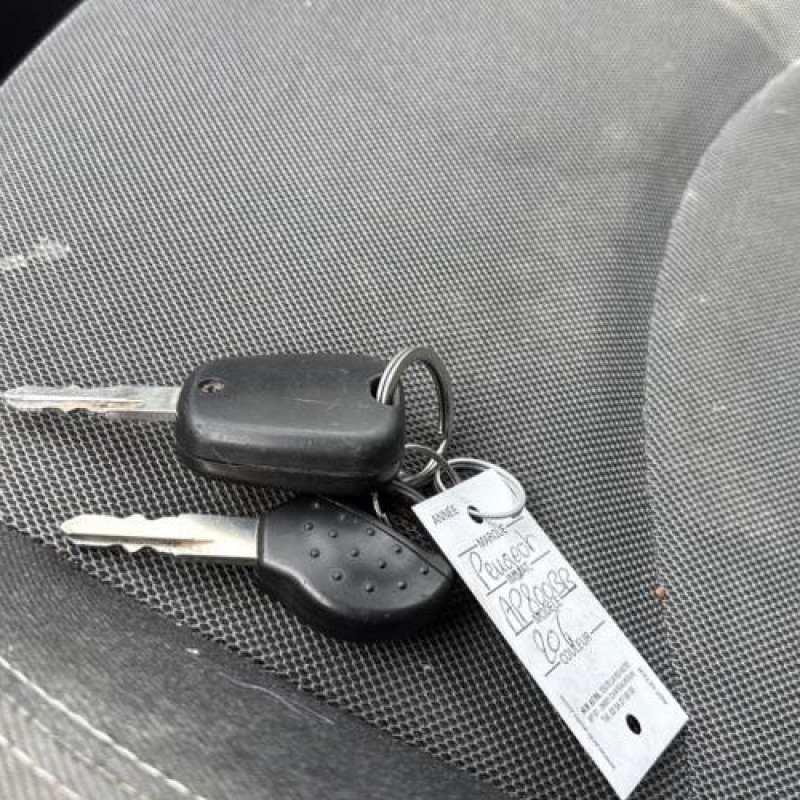 Attache ceinture arriere droit PEUGEOT 206 Photo n°7