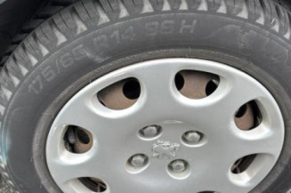 Attache ceinture arriere gauche PEUGEOT 206