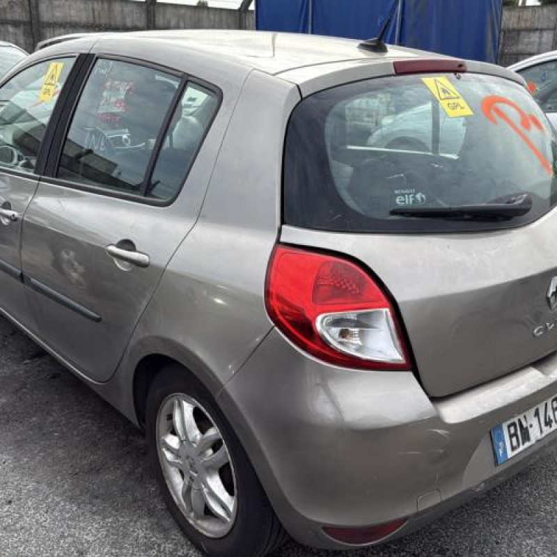 Feu arriere stop central RENAULT CLIO 3 Photo n°9