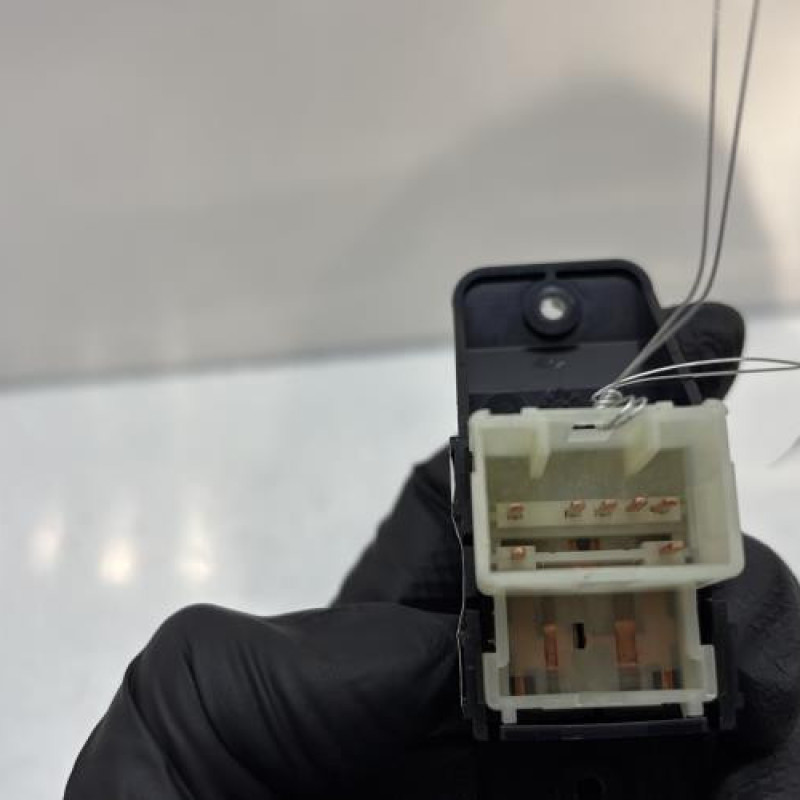 Interrupteur de leve vitre arriere droit KIA STONIC Photo n°2