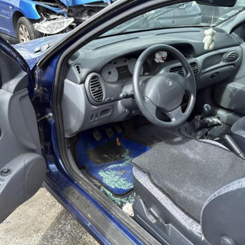 Porte avant droit RENAULT MEGANE 1 Photo n°19