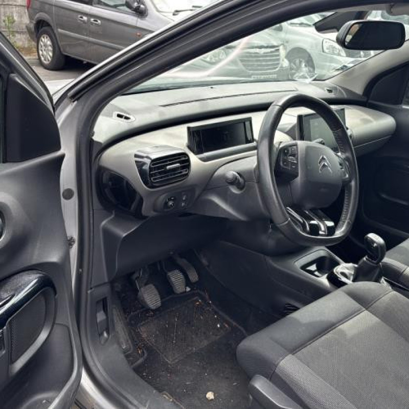 Pare boue arriere droit CITROEN C4 CACTUS Photo n°15