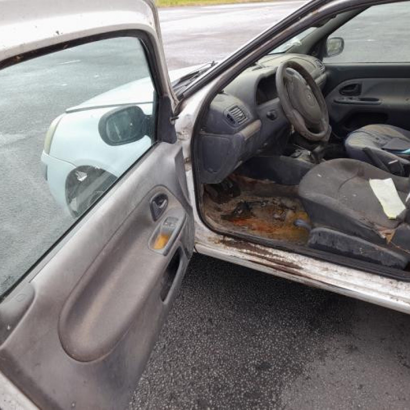 Reservoir essence RENAULT CLIO 2 CAMPUS Photo n°10