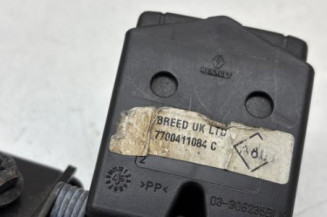 Attache ceinture arriere droit RENAULT CLIO 2