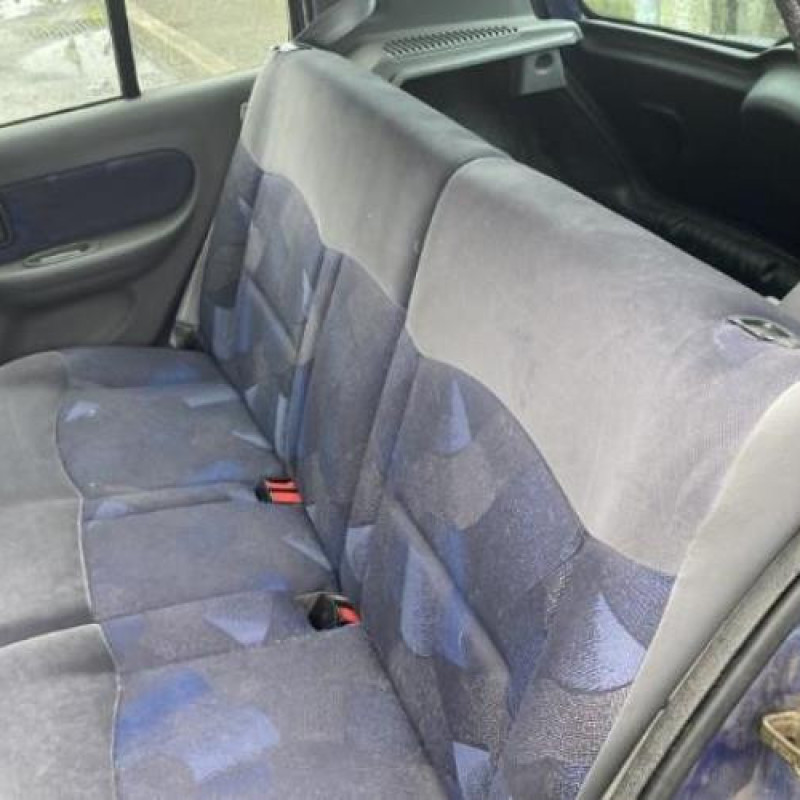 Attache ceinture arriere droit RENAULT CLIO 2 Photo n°8