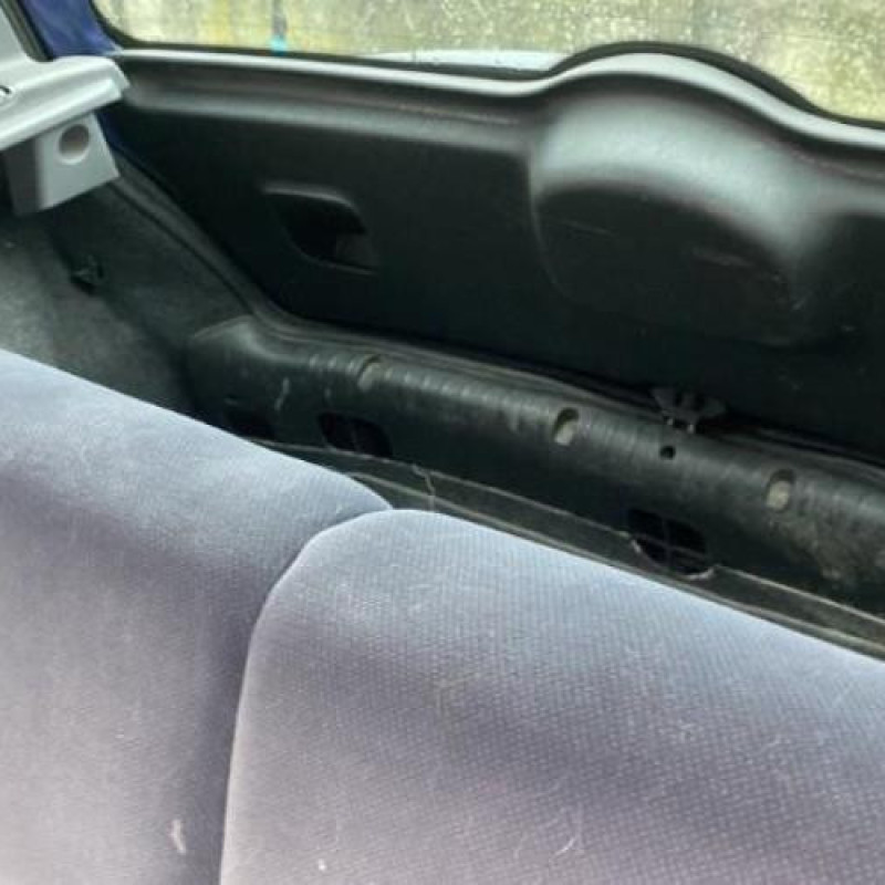 Attache ceinture arriere droit RENAULT CLIO 2 Photo n°11