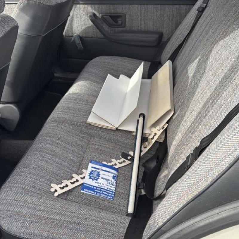 Attache ceinture arriere droit PEUGEOT 405 Photo n°13